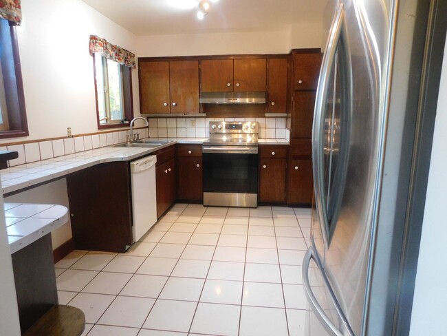Building Photo - Spacious 3/Bedroom-1-1/2Bathroom Home In F...