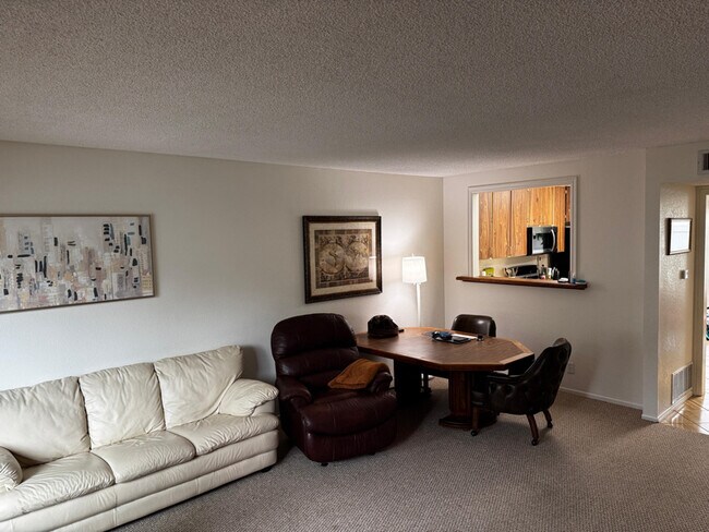 Foto del edificio - 700 W Walnut Ave