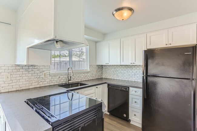 Foto del edificio - 1051 Birchwood Dr