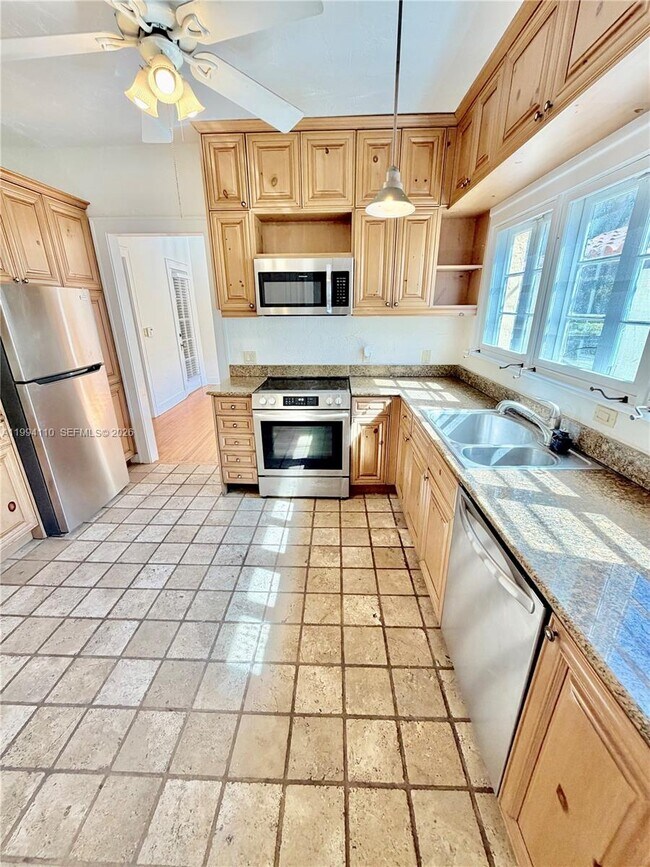 Foto del edificio - 1306 Madrid St