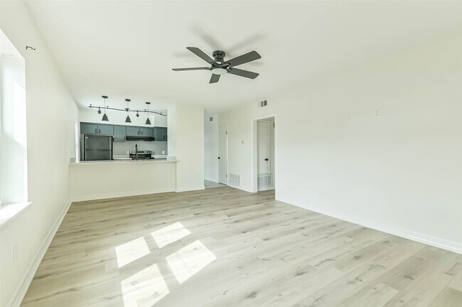 Foto del edificio - 5922 Fairdale Ln