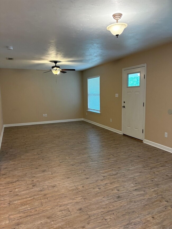 Building Photo - 534 Collins Dr