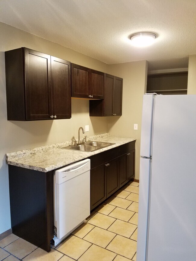 Building Photo - Remodeled 2 Bedroom