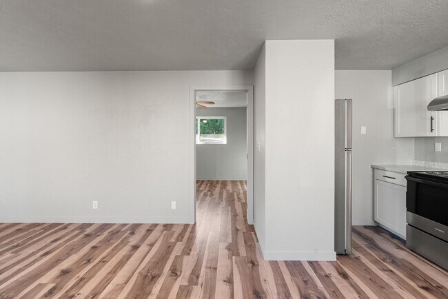 Foto del edificio - 1028 W 11th St