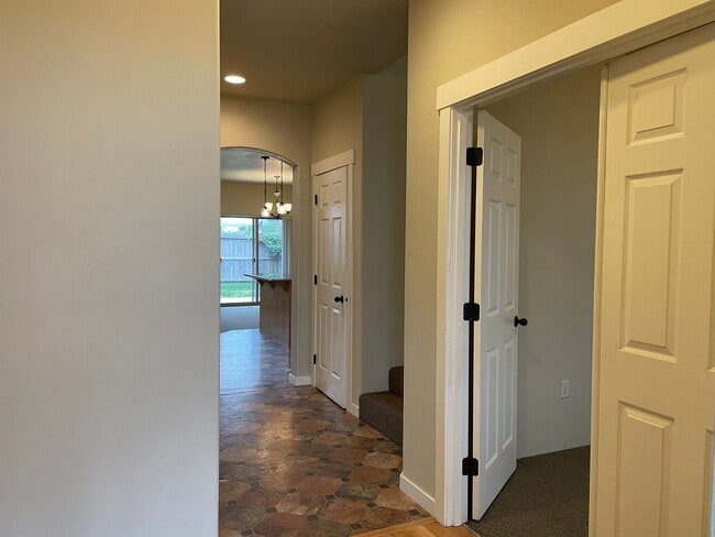 Building Photo - Beautiful 3 Bedroom 2.5 Bathroom w/Office or Bonus Room Located in Central Point