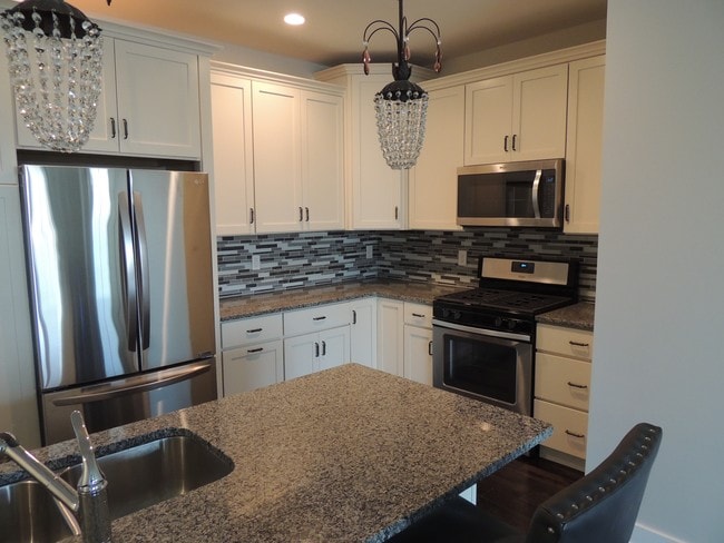 Kitchen - 415 Lakeview Ct