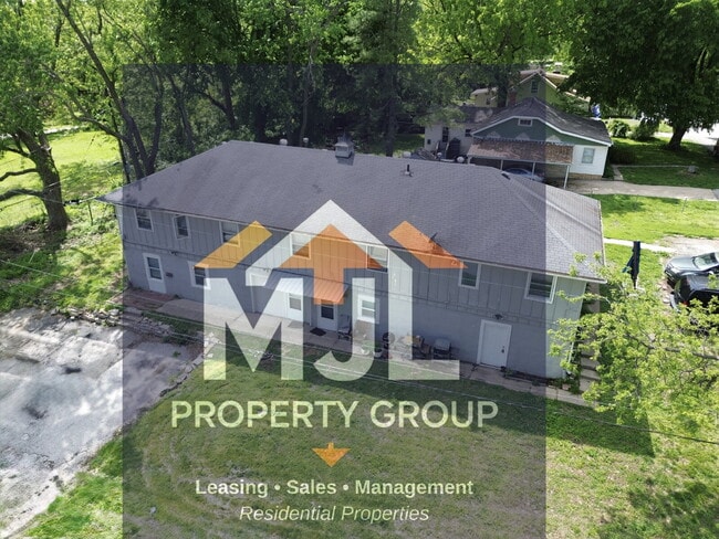 Building Photo - Spacious 3 Bedroom / 1 Bath Apartment in Sugar Creek *Ready Now*