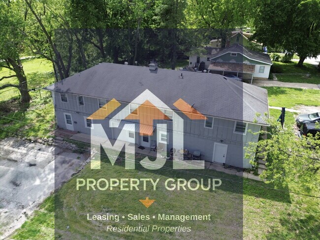 Foto del edificio - Spacious 3 Bedroom / 1 Bath Apartment in Sugar Creek *Ready Now*