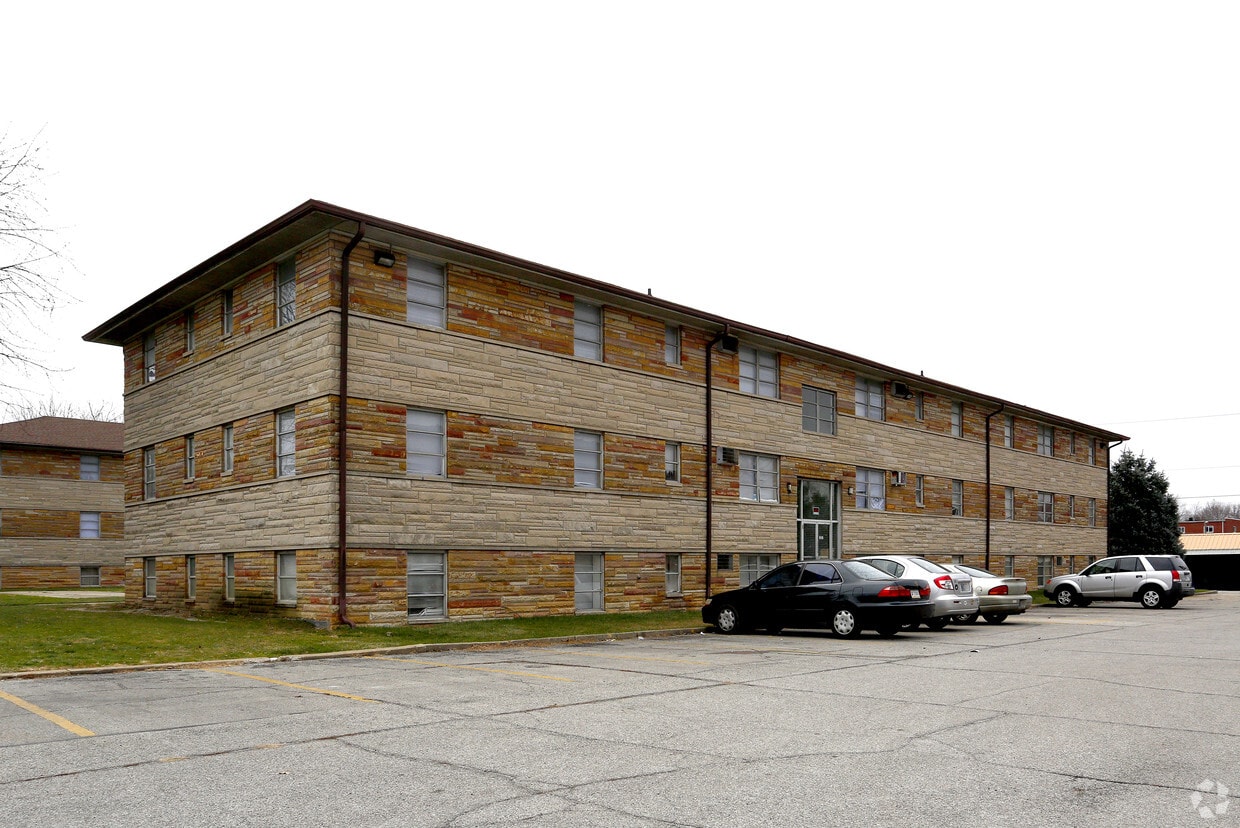 Diplomat Apartments Rentals in Beech Grove at 2425 Albany St Beech