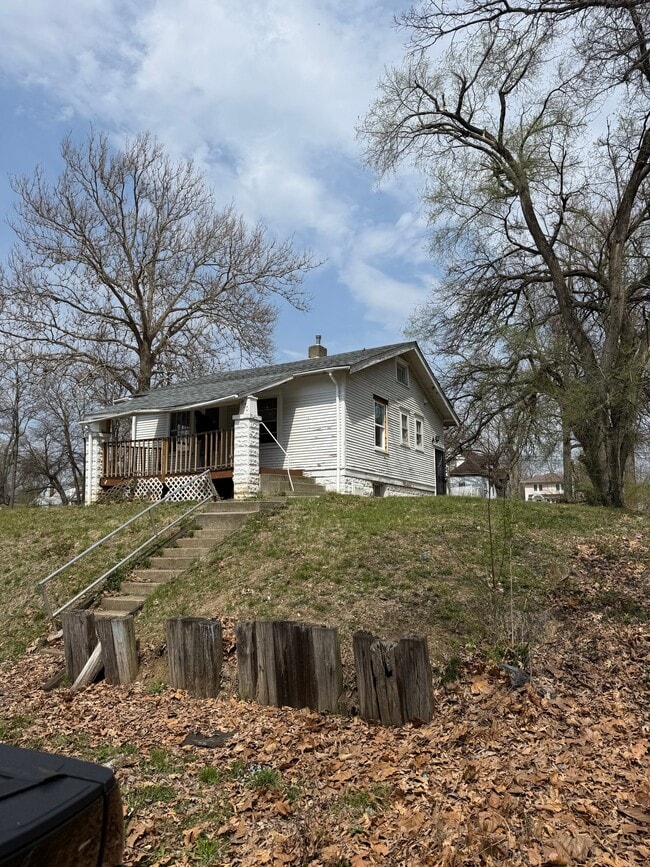 Building Photo - 830 E Rogers Ave