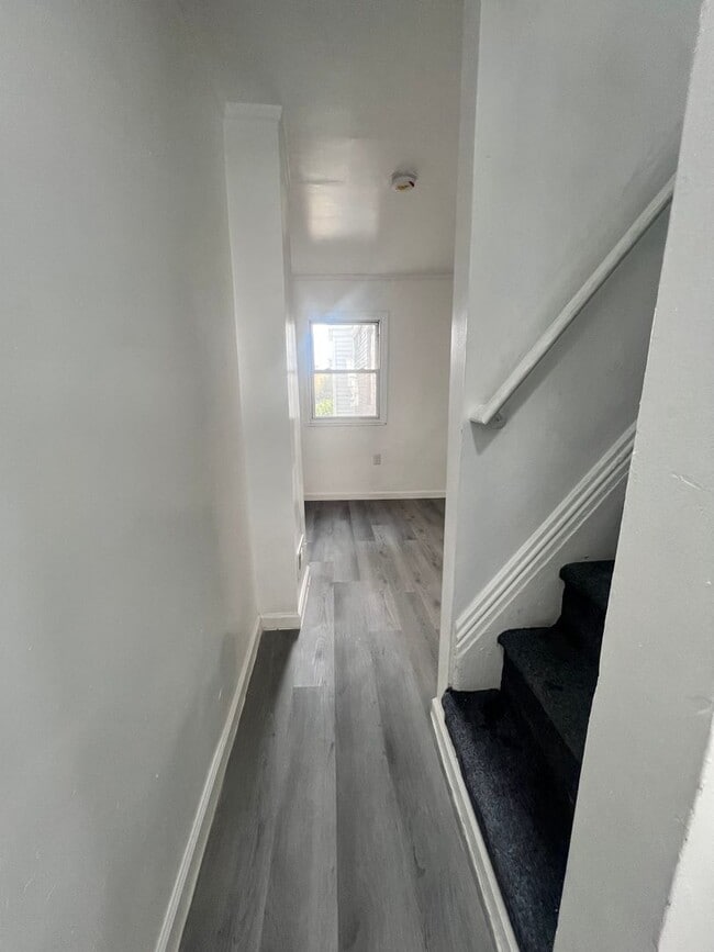 Building Photo - 22 1/2 Seward Ave