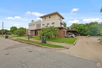 Building Photo - 213 N Houston Ave