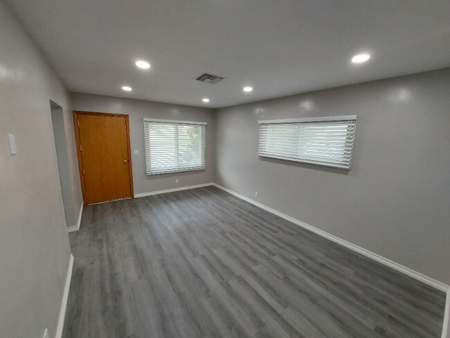Building Photo - 733 E Nutwood St