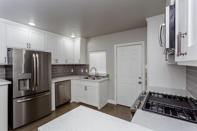 Building Photo - 211 N Milby St