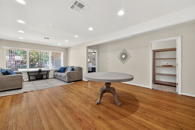 Foto del edificio - 4045 Osby Dr