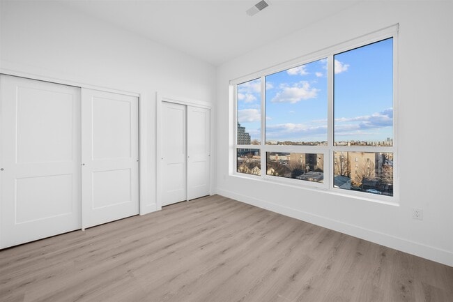 Building Photo - 17 Ave E