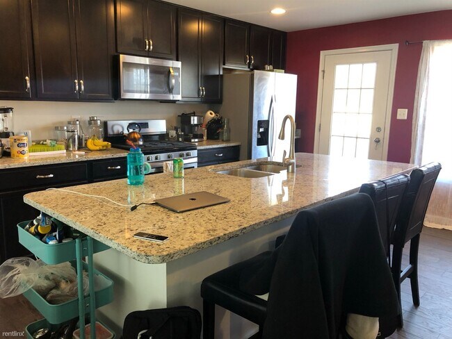 Foto del edificio - 3 br, 2.5 bath Townhome - 9943 Ravenhurst Rd