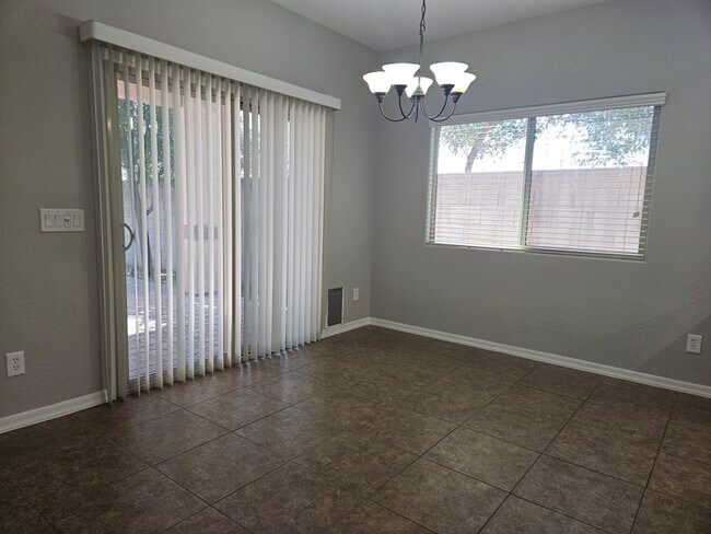 Foto del edificio - Very Nice Home with New carpet