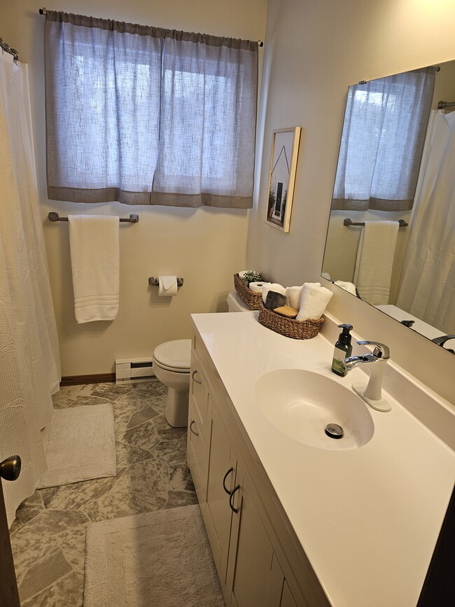 Building Photo - 1006 Oak St