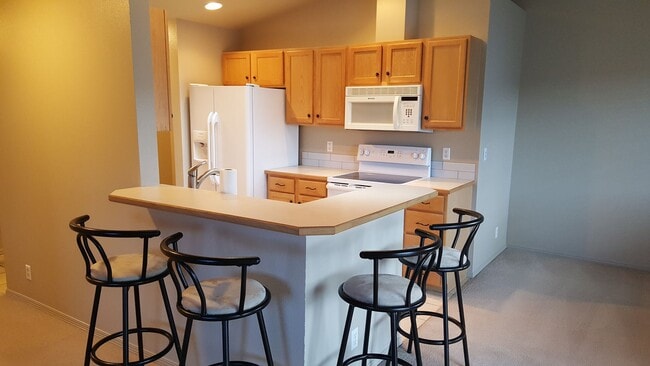 Building Photo - Now renting 2 bedroom Condo upstairs