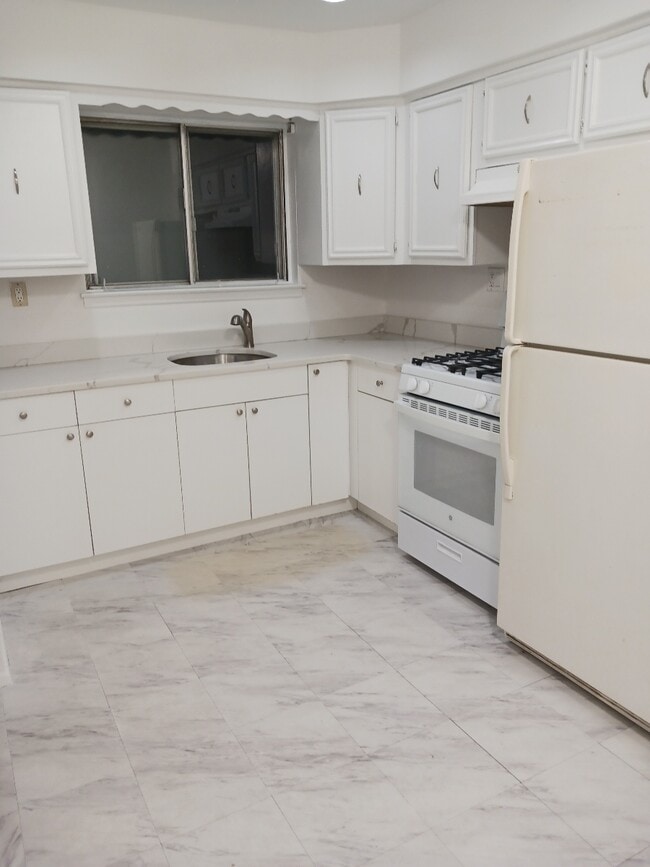 Kitchen - 32 Morgan Ln