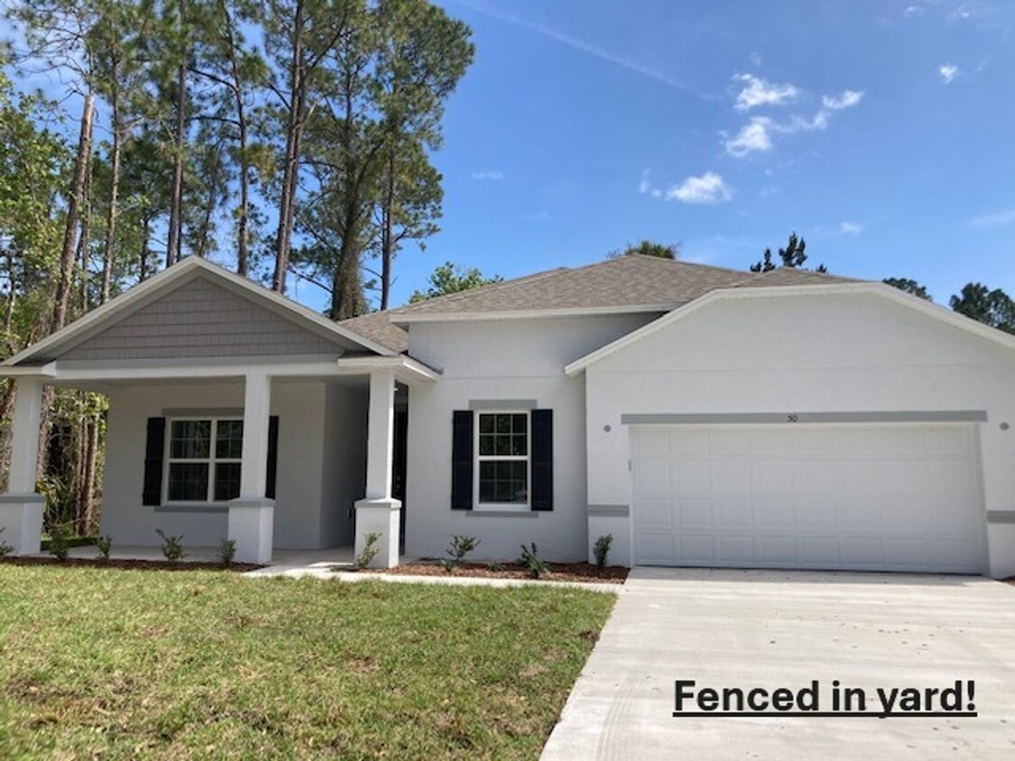 Foto principal - Like New 3 bedroom + den with French doors...