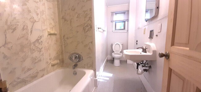 Foto del edificio - 10 bedroom Collegetown House Available 202...