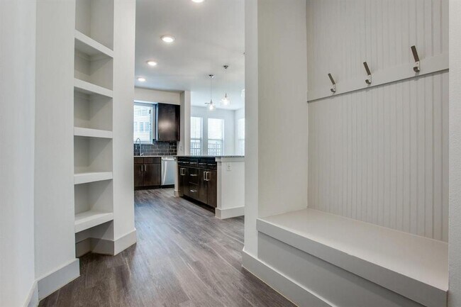 Building Photo - 950 Town Lake Dr