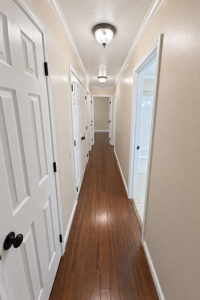 Foto del edificio - Bright 3-Bedroom Cookeville Home with Hardwood Floors & Covered Porch