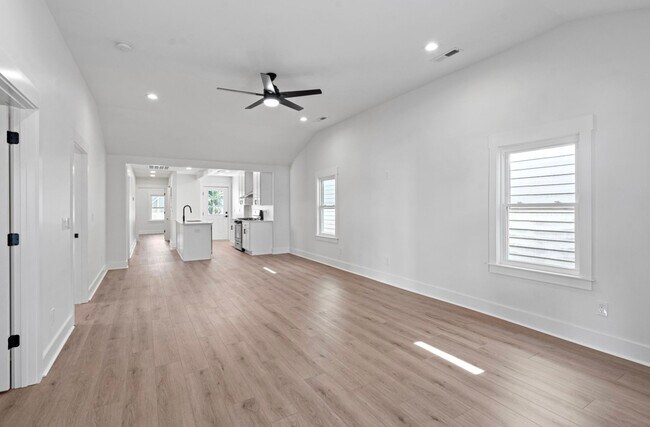 Building Photo - 1812 10th Ave N