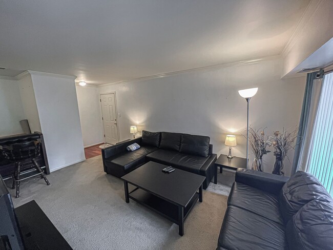 Foto del edificio - Light Filled 2 Bedroom 1 Bath Condo in Bat...
