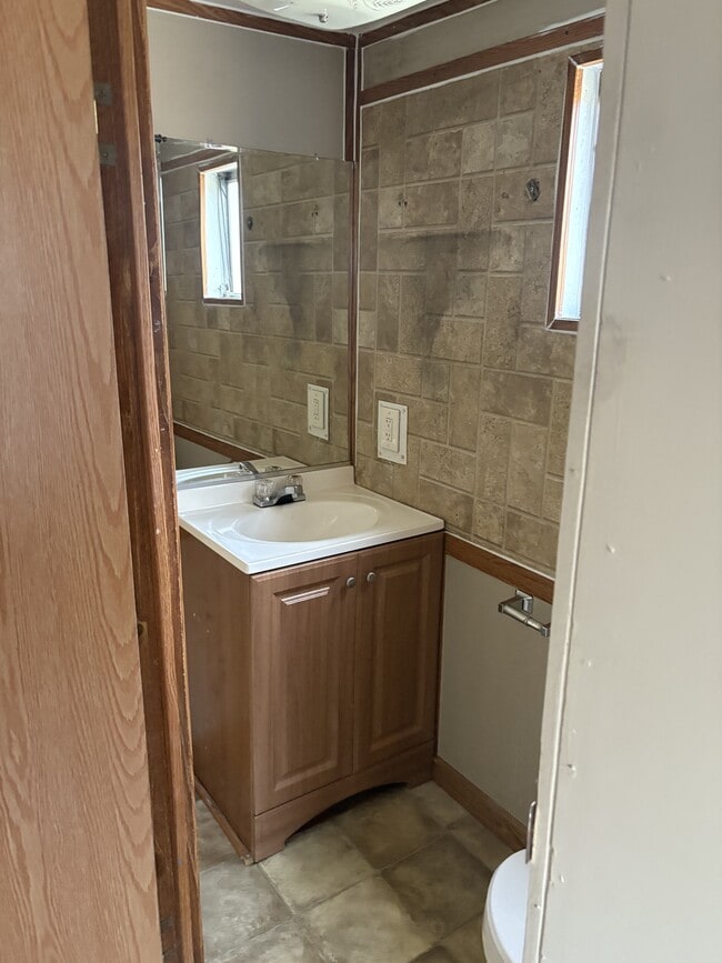 Building Photo - 2121 Cliffwood Rd