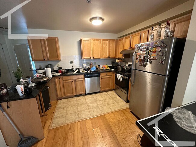 Foto del edificio - Five Bedroom + Two & half Bath TownHouse * Lower Allston