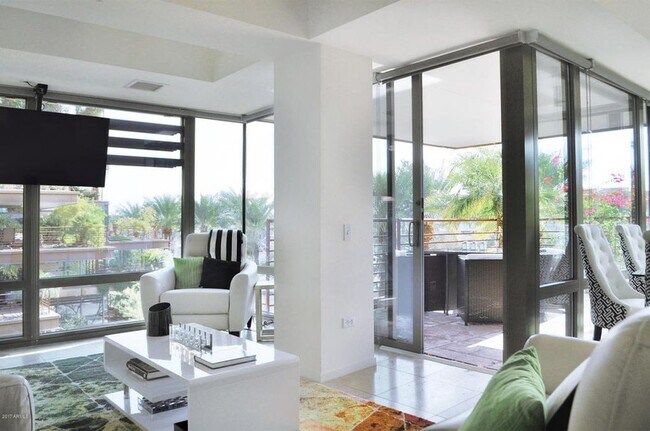 Unidad de esquina Hermosa y Brillante - 7137 E Rancho Vista Dr