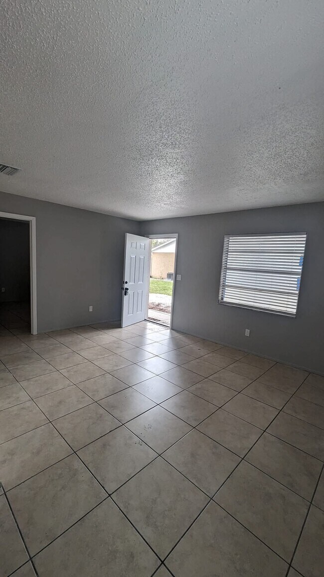Foto del edificio - 4512 68th St W