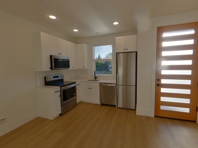 Foto del edificio - Beautiful 6 bedroom Campus Home!