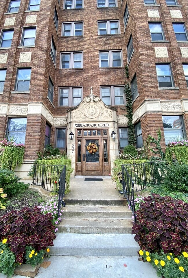 Building Photo - 807 W 48th St