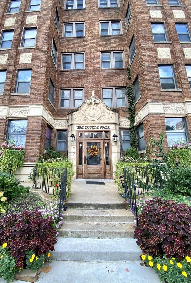 Foto del edificio - 807 W 48th St