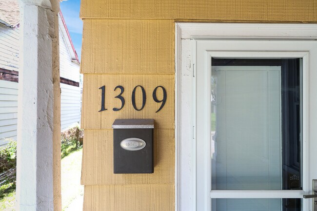 Building Photo - 1309 Lexington Ave