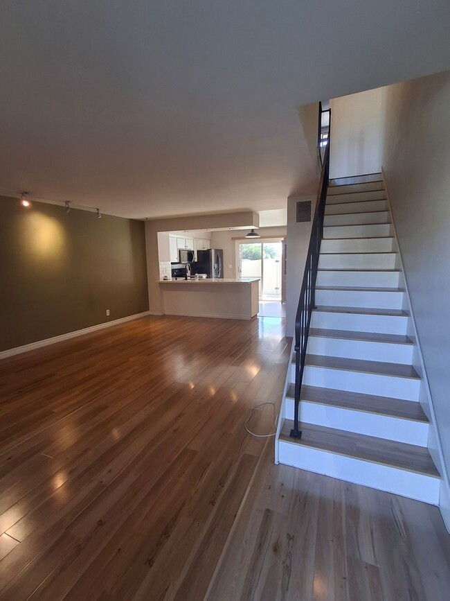 Foto del edificio - Beautifully Renovated Townhome-MUST SEE!!!