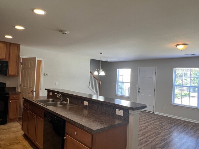 Foto del edificio - Beautiful 4 Bedroom, 3.5 Bath, Pet Friendl...
