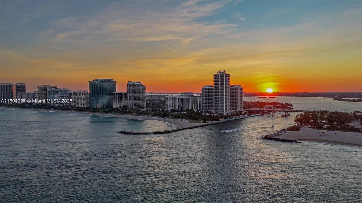 Foto principal - 10240 Collins Ave