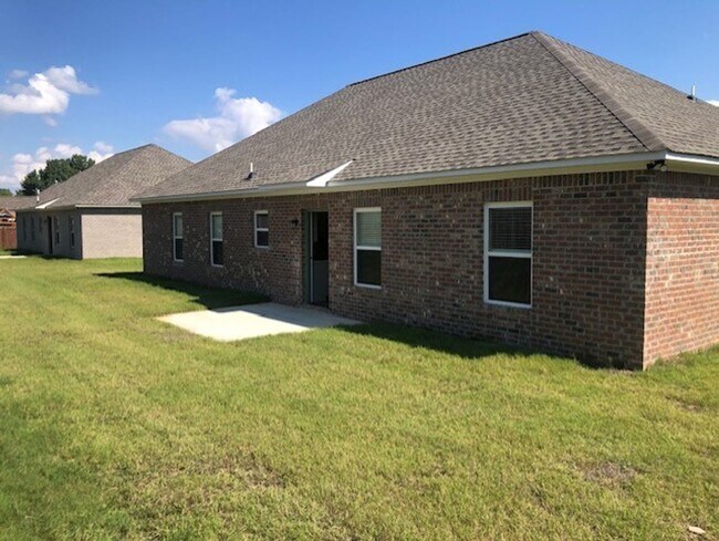 Building Photo - 319 Battlefield Dr