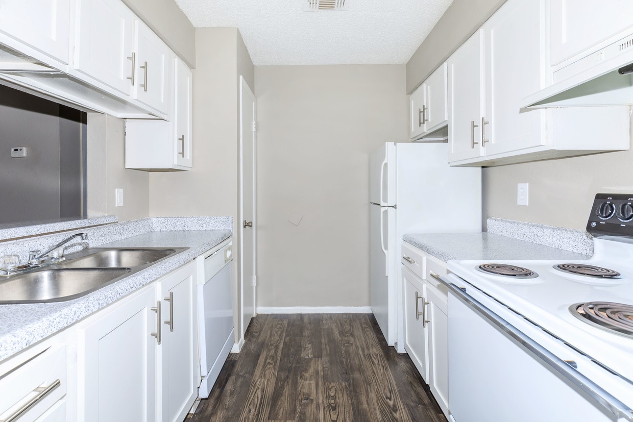 CrescentWood Apartments Clute, TX