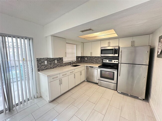 Foto del edificio - 5241 NW 27th St