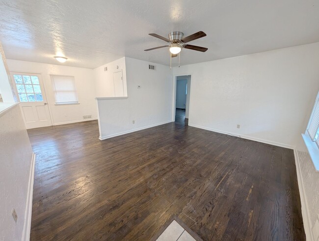 Building Photo - Huge Kitchen in NW OKC