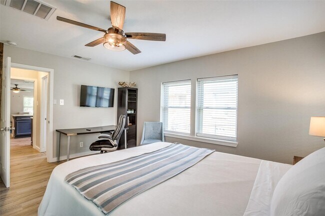 Foto del edificio - 408 N Oak Cliff Blvd