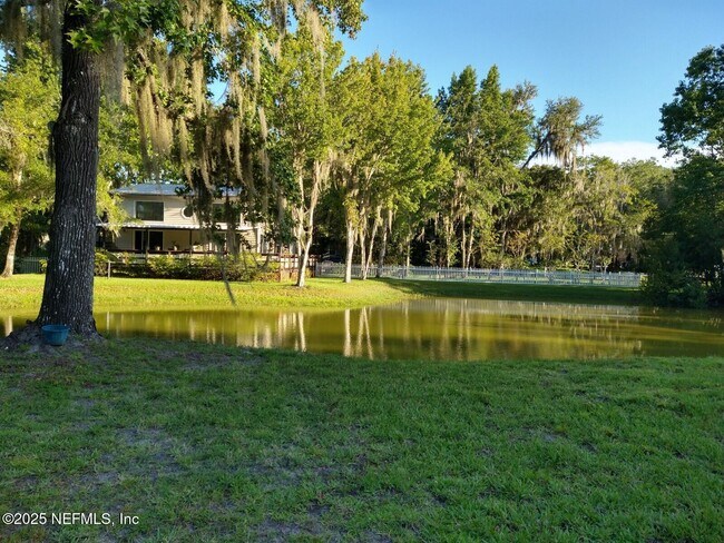 Foto del edificio - 8201 Hall Ln