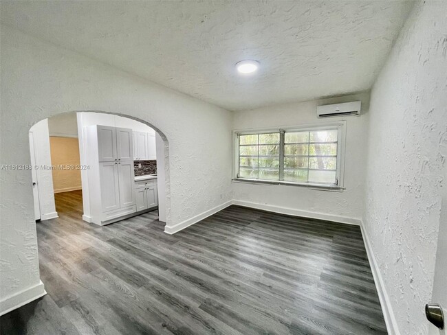 Building Photo - 935 Catalonia Ave