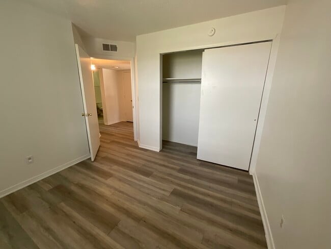 Building Photo - Western Redd